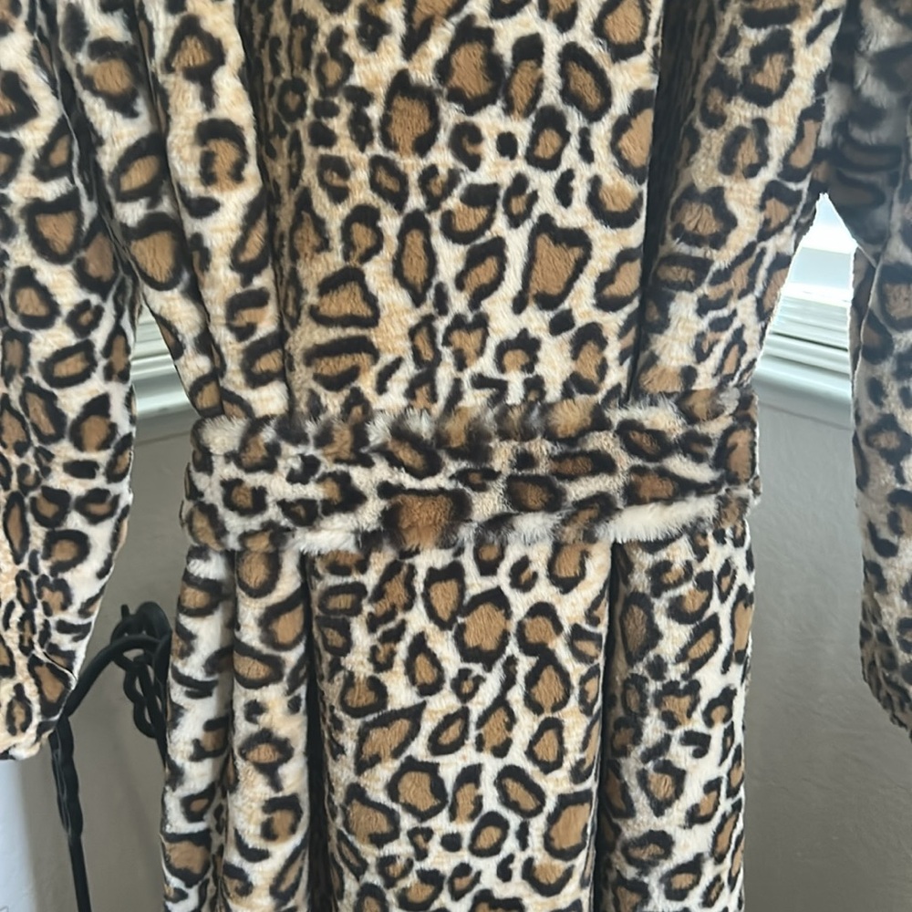 NWB Minky Couture Luxurious And Soft Leopard Print Robe - Picture 7 of 13